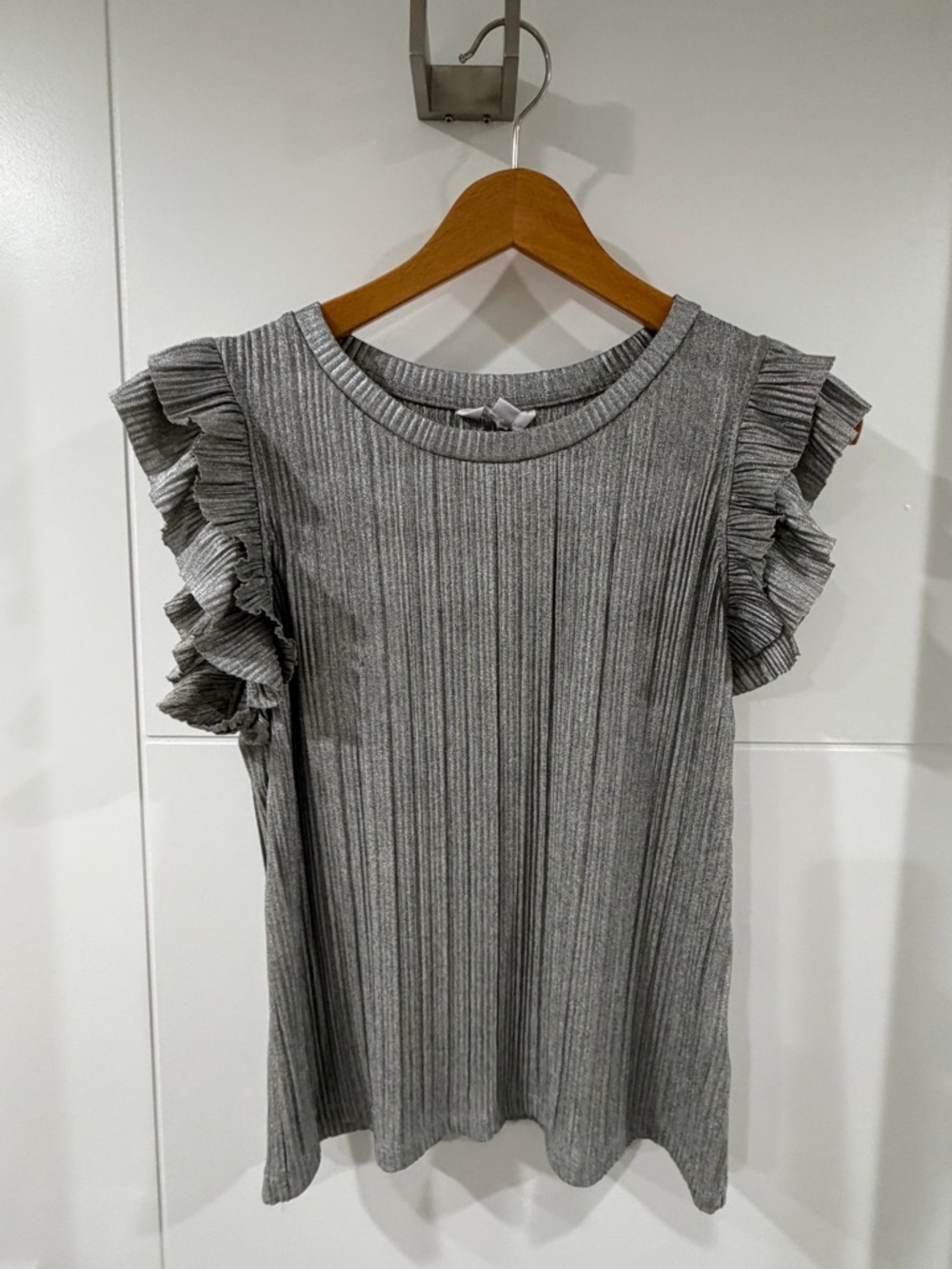 Nicole Miller Ribbed Ruffle Sleeve Top - silver, medium, like new
